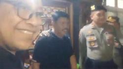 Momen Haru Eks Bupati Jembrana I Gede Winasa Bebas Bersyarat Disambut Keluarga dan Saudara