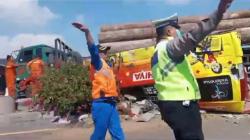 Minibus Ditabrak Truk di Tol Gresik-Surabaya Angkut 15 Orang Rombongan Alumni SMP Bojonegoro