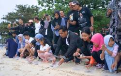Momen Puluhan Ragam Jenis Anak Penyu Dilepas ke Perairan Karimunjawa