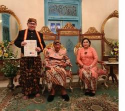 Harryanto Aryodiguno Terima Gelar Kehormatan KRT Dwijodipuro dari Keraton Solo<