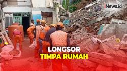 Hujan Menyebabkan Longsor hingga Timpa Rumah di Pondok Kelapa