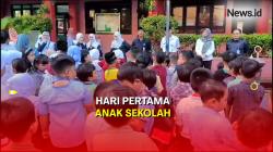 Potret Emak-Emak Ramai Antar Anaknya ke Sekolah pada Hari Pertama