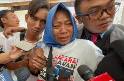 Haru! Begini Kata Kartini usai Pegi Setiawan Bebas: Anak Saya Sudah Kembali<