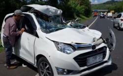 Kecelakaan Minibus Tabrak Truk di Tol Cipularang, 1 Luka-Luka<
