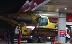 Viral Ekskavator Nyangkut di Atap SPBU, Netizen: Dikira Bawa Mobil Agya