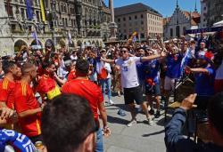 Fans Timnas Prancis dan Spanyol Berkumpul Jelang Semifinal Euro 2024 