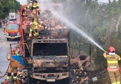 Truk Tronton Angkut Ribuan Kardus Mi Ludes Terbakar di Bojonegoro<