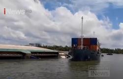 Kapal Angkut Ribuan Ton Pupuk Terbalik di Pelabuhan Pangkalbalam