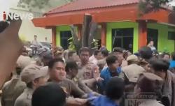 Puluhan Mahasiswa Terlibat Adu Jotos dengan Polisi saat Demo di Kantor Wali Kota Bekasi