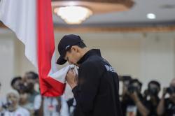 Momen Atlet Indonesia Cium Bendera Merah Putih saat Pengukuhan Tim Olimpiade Paris 2024