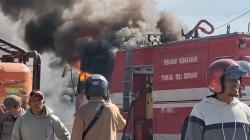 Ricuh Eksekusi Lahan Eks HGU PTPN 2, Warga Bakar Mobil Damkar dengan Bom Molotov