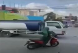 Aksi 'Freestyle' Emak-Emak Resahkan Warga di Pati, Nekat Berdiri dan Nyaris Tertabrak Truk