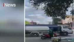 Viral Aksi Emak-Emak Naik Motor Sambil Berdiri di Pati