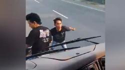 Sok Jagoan Adang Bus, 2 Pemuda di Jombang Babak Belur Diamuk Warga dan Penumpang<