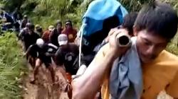 Pilu! Pasien di Mamuju Ditandu Sejauh 28 Kilometer Lewati Hutan dan Gunung untuk Dibawa ke Puskesmas