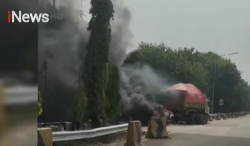 Mobil Bak Terbakar di Tol Lingkar Luar Kembangan