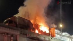 Truk Muatan Jeriken Oli Bekas Terbakar di Tol hingga Timbulkan Ledakan