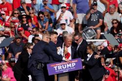 Momen Donald Trump Ditembak, Telinga Berlumuran Darah