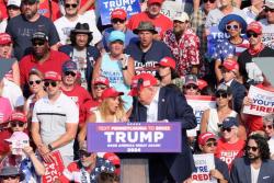 Ekspresi Pendukung Ketika Donald Trump Ditembak saat Kampanye