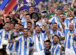 Lionel Messi dkk Angkat Trofi Copa America 2024