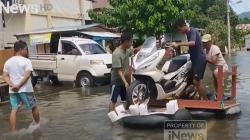 Warga Masih Mengungsi, Pedagang Mulai Bersihkan Lapak yang Terdampak Banjir Gorontalo