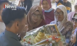 Emak-Emak Asal Indramayu Beri Tumpeng ke Rumah Pegi Setiawan