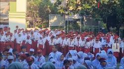 Hari Pertama Masuk Sekolah di Bekasi, Orang Tua Murid Antar Anaknya-Anaknya 