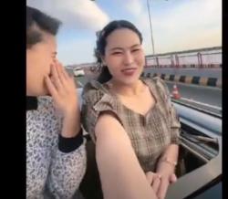 Viral 2 Emak-Emak Ngevlog di Sunroof Mobil di Jembatan Suramadu