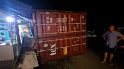 Diduga Ugal-ugalan, Kontainer Bermuatan Kayu Lepas dari Truk di Medan
