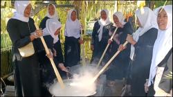 Peringati 10 Muharram, Warga Banten Gotong Royong Memasak Bubur Asyura