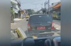 Viral! Mobil Pelat Merah Halangi Laju Mobil Damkar di Majalengka