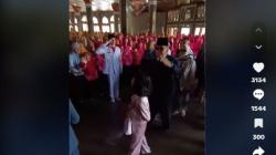 Panji Gumilang Pulang ke Al-Zaytun, Disambut Histeris Ribuan Santri sampai Menangis<