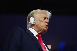 Penampakan Donald Trump Pakai Perban pada Telinga Kanan
