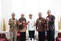Penyerahan Pensiunan Pertama kepada Rektor UNHAN