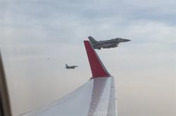 Momen Pesawat Kepresidenan Bawa Presiden Jokowi Dikawal Jet Tempur Uni Emirat Arab
