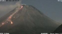 Gunung Merapi Kembali Muntahkan Awan Panas Guguran dan Lava, Aliran Api Membara Turuni Bukit<