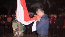 76 Paskibraka Jalani Prosesi Pusaka Bangsa, Cium Bendera Merah Putih di Depan Api Unggun