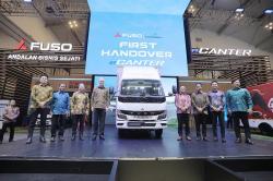 Penyerahan Truk Listrik eCanter kepada Pembeli Pertama