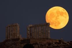 Indahnya Full Moon di Balik Kuil Poseidon Yunani