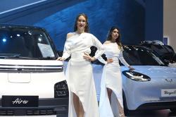 Potret SPG GIIAS 2024 Menarik Perhatian Pengunjung