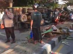 Kronologi 2 Truk Adu Banteng di Indramayu Tewaskan 1 Orang dan 6 Luka-Luka<
