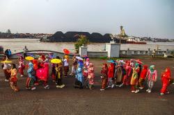 Peragaan Busana Kebaya di Pinggir Sungai Musi