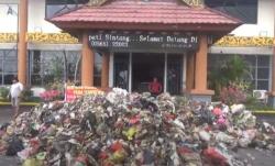 Viral Kantor Bupati Sintang Mendadak jadi Lautan Sampah, Begini Penampakannya<