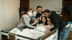 Selamat! Joshua Suherman dan Clairine Clay Dikaruniai Anak Pertama 