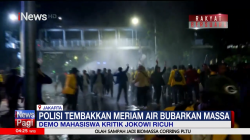 Situasi Chaos, Polisi Semprotkan Water Cannon ke Massa Demo Kritik 10 Tahun Jokowi