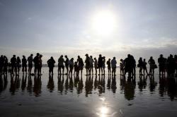Antusiasme Ratusan Bule Lepas Anak Penyu Lekang di Pantai Kuta Bali