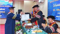 Keren! Kolonel TNI Irhamni Zainal Raih Gelar Doktor Predikat Sangat Memuaskan