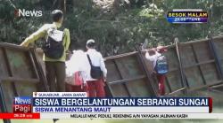  Potret Siswa Hingga Warga Bergelantungan Sebrangi Jembatan Miring di Sukabumi