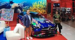 Terinspirasi Terumbu Karang, Mercedes-Benz C 300 Digambar Ilustrasi Raksana di GIIAS 2024