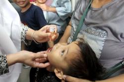 Potret Anak-Anak Indonesia Ikuti Imunisasi Polio